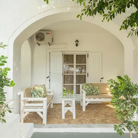 Loukas & Emma Eco * Perissa (Santorini)