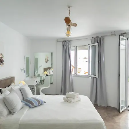 Daire Loukas & Emma Eco Perissa (Santorini)