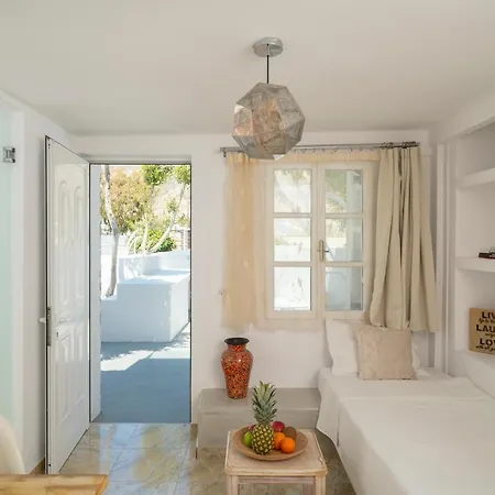 Loukas & Emma Eco * Perissa (Santorini)