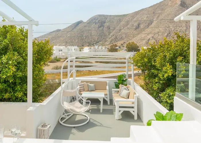 Loukas & Emma Eco Perissa (Santorini)