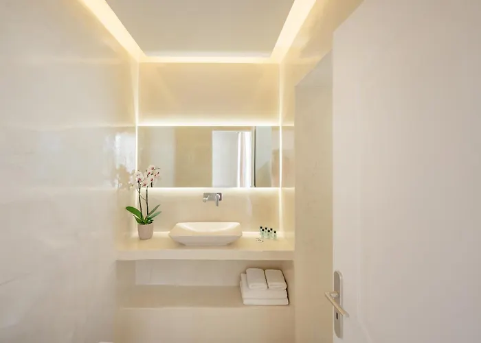 Loukas & Emma Eco Perissa (Santorini)