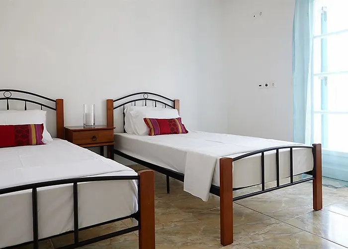 Loukas & Emma Eco * Perissa (Santorini)