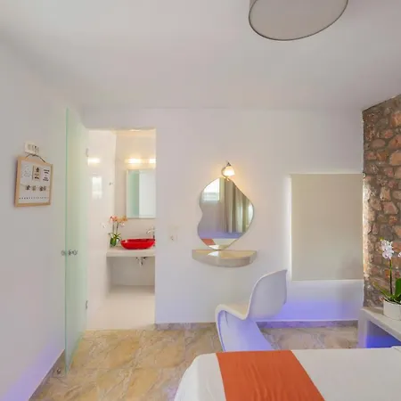 Loukas & Emma Eco * Perissa (Santorini)