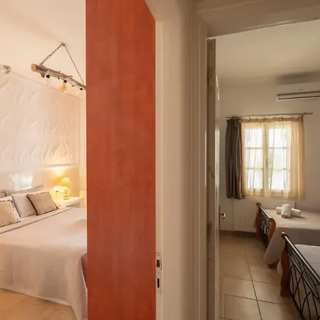 Loukas & Emma Eco * Perissa (Santorini)