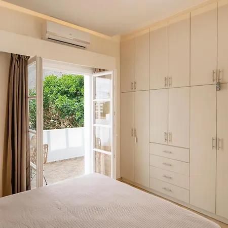 Loukas & Emma Eco * Perissa (Santorini)