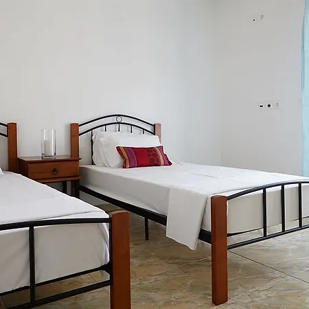 Loukas & Emma Eco * Perissa (Santorini)