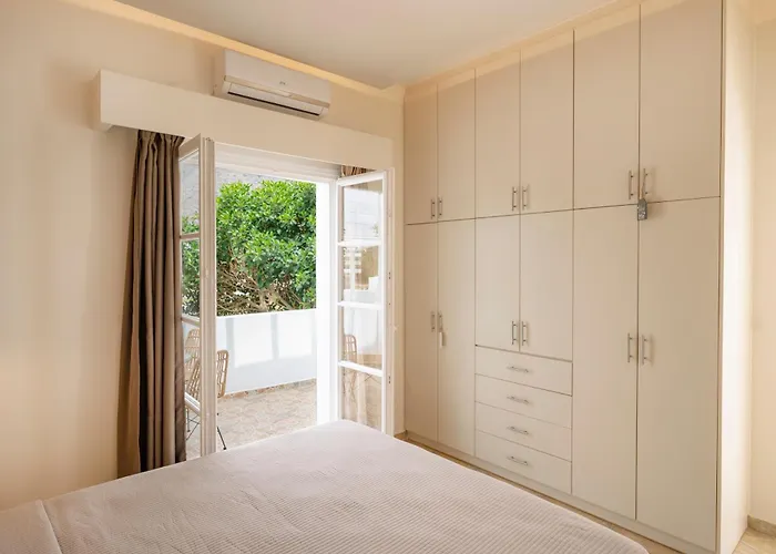 Loukas & Emma Eco * Perissa (Santorini)