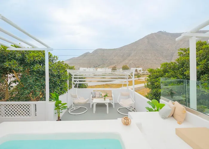 Loukas & Emma Eco Perissa (Santorini)